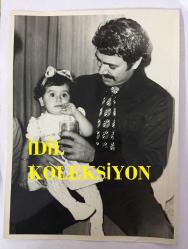 TÜRK HALK MÜZİĞİ SANATÇISI YILDIRAY ÇINAR'IN ORİJİNAL BÜYÜK BOY FOTOĞRAFI - 24 x 18 cm EBADINDA - YILDIRAY ÇINAR KUCAĞINDA ÇOCUĞU TUTARKEN ÇEKİLMİŞ BİR KARE... ÖZEL ARŞİV