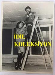 TÜRK HALK MÜZİĞİ SANATÇISI YILDIRAY ÇINAR'IN ORİJİNAL BÜYÜK BOY FOTOĞRAFI - 24 x 18 cm EBADINDA - YILDIRAY ÇINAR YANINDAKİ KADINLA BİRLİKTE TÜFEKLE NİŞAN ALIP POZ VERİRKEN ÇEKİLMİŞ BİR KARE... ÖZEL ARŞİV