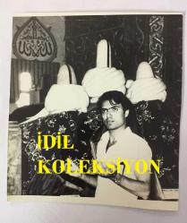 TÜRK HALK MÜZİĞİ SANATÇISI YILDIRAY ÇINAR'IN ORİJİNAL BÜYÜK BOY FOTOĞRAFI -19 x 17 cm EBADINDA - YILDIRAY ÇINAR BİR TÜRBEDE DUA EDERKEN ÇEKİLMİŞ BİR KARE