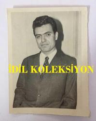 TÜRK HALK MÜZİĞİ SANATÇISI YILDIRAY ÇINAR'IN ORİJİNAL FOTOĞRAFI -12 x 9 cm EBADINDA - YILDIRAY ÇINAR KADRAJA POZ VERİRKEN ÇEKİLMİŞ BİR KARE