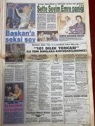 HAFTA SONU GAZETESİ DOĞUM GÜNÜ HEDİYESİ  ( Turkish Newspaper ) - 13 OCAK 1989  - TAM TAKIM 8 SAYFADIR - Mine Manavoğlu-Belgin Güven-Murat Sporel-Emel Sayın-Kenan Evren-Orhan Gencebay-Sevim Emre-Naci Ekşi-Deniz Uğur-Samime Sanay-Turgut Erdem-Kaya Erdem-Özlem Onursal-Hamit Yıldırım-Ayşen Erğan-Nigar Uluer-Fuat Güner-Özkan Uğur-Emrah-Nazo Göl-Nezihe Göl-Eda Eren-Filiz Akerman-Bahar Özkan-Nilgün Saray-Begüm Beşer-Deniz Akbulut-Necdet Ulucan-Metin Poyraz-Seida Bağcan-Ahmet Kaya Utanç podyumu-Boşanmayla gelen ihanet-Lanetlenen çift-Çankaya ışıl ışıl-Başkan’a seksi şov-Sette Sevim Emre paniği-Aç kalmamak için boşanıyor-Kaya Erdem’e gelin olmayacağım-Öfkeli sevgiliden ikinci dayak-Beni yakan komikler-Gırtlak antrenmanı-Emrah artık tam erkek-Zoraki barış-Kardeş dayanışması-Baba’dan çarptığını aşığına yediriyor-Devrimcilerin ağız dalaşı-Fenerbahçe mahkemelik