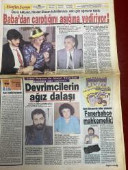 HAFTA SONU GAZETESİ DOĞUM GÜNÜ HEDİYESİ  ( Turkish Newspaper ) - 13 OCAK 1989  - TAM TAKIM 8 SAYFADIR - Mine Manavoğlu-Belgin Güven-Murat Sporel-Emel Sayın-Kenan Evren-Orhan Gencebay-Sevim Emre-Naci Ekşi-Deniz Uğur-Samime Sanay-Turgut Erdem-Kaya Erdem-Özlem Onursal-Hamit Yıldırım-Ayşen Erğan-Nigar Uluer-Fuat Güner-Özkan Uğur-Emrah-Nazo Göl-Nezihe Göl-Eda Eren-Filiz Akerman-Bahar Özkan-Nilgün Saray-Begüm Beşer-Deniz Akbulut-Necdet Ulucan-Metin Poyraz-Seida Bağcan-Ahmet Kaya Utanç podyumu-Boşanmayla gelen ihanet-Lanetlenen çift-Çankaya ışıl ışıl-Başkan’a seksi şov-Sette Sevim Emre paniği-Aç kalmamak için boşanıyor-Kaya Erdem’e gelin olmayacağım-Öfkeli sevgiliden ikinci dayak-Beni yakan komikler-Gırtlak antrenmanı-Emrah artık tam erkek-Zoraki barış-Kardeş dayanışması-Baba’dan çarptığını aşığına yediriyor-Devrimcilerin ağız dalaşı-Fenerbahçe mahkemelik