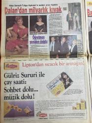 HAFTA SONU GAZETESİ DOĞUM GÜNÜ HEDİYESİ  ( Turkish Newspaper ) - 13 OCAK 1989  - TAM TAKIM 8 SAYFADIR - Mine Manavoğlu-Belgin Güven-Murat Sporel-Emel Sayın-Kenan Evren-Orhan Gencebay-Sevim Emre-Naci Ekşi-Deniz Uğur-Samime Sanay-Turgut Erdem-Kaya Erdem-Özlem Onursal-Hamit Yıldırım-Ayşen Erğan-Nigar Uluer-Fuat Güner-Özkan Uğur-Emrah-Nazo Göl-Nezihe Göl-Eda Eren-Filiz Akerman-Bahar Özkan-Nilgün Saray-Begüm Beşer-Deniz Akbulut-Necdet Ulucan-Metin Poyraz-Seida Bağcan-Ahmet Kaya Utanç podyumu-Boşanmayla gelen ihanet-Lanetlenen çift-Çankaya ışıl ışıl-Başkan’a seksi şov-Sette Sevim Emre paniği-Aç kalmamak için boşanıyor-Kaya Erdem’e gelin olmayacağım-Öfkeli sevgiliden ikinci dayak-Beni yakan komikler-Gırtlak antrenmanı-Emrah artık tam erkek-Zoraki barış-Kardeş dayanışması-Baba’dan çarptığını aşığına yediriyor-Devrimcilerin ağız dalaşı-Fenerbahçe mahkemelik