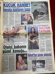 HAFTA SONU GAZETESİ DOĞUM GÜNÜ HEDİYESİ  ( Turkish Newspaper ) - 5 TEMMUZ 1991  - TAM TAKIM 8 SAYFADIR -Menekşe Engin-Sevim Suna-Belgin Doruk-Türkan Şoray-Meltem Doğanay-Bülent Ersoy-Nurdan Torun-Küçük Serengil-Sevimgül Bahadır-Adnan Şenel-Feride Tezcan-Filiz Akın-Sami Akın-Atilla Arcan-Can Arca-Sinem Bilgin-Şenay Bilgin-Gülay Cansev-Can Arca-Yasemin Bilgin Uçkuru düşüklere-Fenerbahçe’nin Romenler’i kadın budalası çıktı-Bu futbolcular sarı kanaryalar’a yakışmıyor-Müthiş karşılaşma-Bayan Özal’ın ikinci Muazzez’i-Kara kız-Yengesi olur-Seksi şarkıcı Santa Cruz’da-Kıran kırana yarış-Sportif gösteri-Hayırlı sünnet-Tatil aşkı-DYP’nin son gözdesi-Takvimli güzeller-Sevgilisi askerde-Bodrum aşıkları-Dev koalisyon-Küçük hanım’ı hayata küstüren kaza-Sultan tatilde-Otelci babanın güzel konuğu-Bülent’ten gövde gösterisi-Kendime aşığım-Uslan artık 19’luk Seren-Doyumsuz kadın-Göçmen ünlüler kan ağlıyor-Kızım babasını hiç affetmedi-Evlilerin keyfi gıcır-Cici baba’ya evet-Gece karısıyla gündüz eşiyle