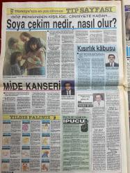 HAFTA SONU GAZETESİ DOĞUM GÜNÜ HEDİYESİ  ( Turkish Newspaper ) - 16 ŞUBAT 1990  - TAM TAKIM 8 SAYFADIR - Emrah-Meltem Sezen-Yüksel Uzel-Sami Aksu-Christine Keeler-John Profumo-Nadia Smolik-Monika Feldt-Seda Sayan-Nuri Sesigüzel-Filiz Orman-Meral Zeren-Suna Yıldızoğlu-Atilla Kaya-Bülent Ersoy-Hakan Ural-Turan Çevik-Hüner Coşkuner-Burhan Çaçan Emrah’ın yatak maceraları-Meltem’e iğrenç teklif-Grup sekse davet-Genç kızları uyarıyor-Buyurun hükümet skandalına-Yüksel Uzel’in yakışıklısı-Bebek yüzlü bebek bekliyor-İkinci Alman gelin-By-pass’a evlat şifası-Once nikah sonra çocuk-Beşibiryerde-Gidişat kötü-Urfalı türkücü fena çarpıldı-İntikam şovu-Kurşunlanan sevgiliye mahpushane şarkıları-Aman Bülent dikkat-Nafaka podyumda-Nöbetleşe ısınıyorlar-Turan Çevik dosyası-Mutluluk patlaması-Seksi takipçi