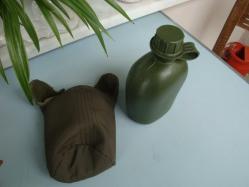 BEZ KILIFLI ASKERİ MATARA ( YEŞİL / PLASTİK MATARA )