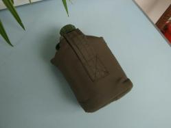 BEZ KILIFLI ASKERİ MATARA ( YEŞİL / PLASTİK MATARA )