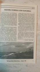 İÇEL SANAT KULÜBÜ AYLIK BÜLTENİ DERGİSİ - TEMMUZ - AĞUSTOS 1996 SAYI: 49-50 FAZIL TÜTÜNER - BÜLENT AKBAŞ - SEMİHİ VURAL - DOĞAN AKÇA - HARUN ASLAN - MUALLA YILDIRIM - SEVİL ERÇİN - CEMAL TURAN - KADİR ÖNCÜ - NECLA AKBULUT - HÜLYA GÖZDE - CEVRİYE DURMAZ - FEVZİ ERYILMAZ NEVİT KODALLI - MEHMET ALİ KILIÇBAY - MERİH GEZER - TURAN ALPTEKİN - AZİZ NESİN - ETHEM AYDIN - ŞİNASİ DEVELİ - ERDOĞAN TANALTAY - S. ŞENOL ANILAN - SAMİ GÜRTÜRK - YAŞAR ÖZTÜRK  MERHABA - İKİ SALLA BİR BAĞLA - SANAT VE OTORİTE - BEKLEMEK - İKİLEMELER - YALNIZLAMA SENFONİSİ - TAŞELİLİ - SON AKŞAM YEMEĞİ - KAZANLI ZOR DURUMDA - MERSİN ADI ÜZERİNE BİR İNCELEME - AHMET YEŞİL İLE BİR GÜN - AKKAHVE SANATÇILARI - YILDIZLAR HEP YERE Mİ KAYAR - ORDA BİR OPERA VAR UZAKTA - SİZDEN BİZE - VARSAKLAR YURDU SİLİFKE - GEÇMİŞİN İZİNDE - KULÜPTEN HABERLER - TAM TAKIM EKSİKSİZ 36 SAYFA