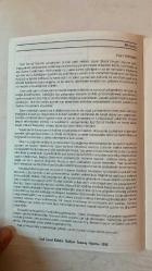İÇEL SANAT KULÜBÜ AYLIK BÜLTENİ DERGİSİ - TEMMUZ - AĞUSTOS 1996 SAYI: 49-50 FAZIL TÜTÜNER - BÜLENT AKBAŞ - SEMİHİ VURAL - DOĞAN AKÇA - HARUN ASLAN - MUALLA YILDIRIM - SEVİL ERÇİN - CEMAL TURAN - KADİR ÖNCÜ - NECLA AKBULUT - HÜLYA GÖZDE - CEVRİYE DURMAZ - FEVZİ ERYILMAZ NEVİT KODALLI - MEHMET ALİ KILIÇBAY - MERİH GEZER - TURAN ALPTEKİN - AZİZ NESİN - ETHEM AYDIN - ŞİNASİ DEVELİ - ERDOĞAN TANALTAY - S. ŞENOL ANILAN - SAMİ GÜRTÜRK - YAŞAR ÖZTÜRK  MERHABA - İKİ SALLA BİR BAĞLA - SANAT VE OTORİTE - BEKLEMEK - İKİLEMELER - YALNIZLAMA SENFONİSİ - TAŞELİLİ - SON AKŞAM YEMEĞİ - KAZANLI ZOR DURUMDA - MERSİN ADI ÜZERİNE BİR İNCELEME - AHMET YEŞİL İLE BİR GÜN - AKKAHVE SANATÇILARI - YILDIZLAR HEP YERE Mİ KAYAR - ORDA BİR OPERA VAR UZAKTA - SİZDEN BİZE - VARSAKLAR YURDU SİLİFKE - GEÇMİŞİN İZİNDE - KULÜPTEN HABERLER - TAM TAKIM EKSİKSİZ 36 SAYFA