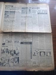Hürriyet Gazetesi - Turkish Newspaper - 10 Ekim 1960 - Yassıada'dan  ilk fotoğraflar  - Adnan Menderes terliyor ama sıcaktan değil fotoğraf - avukatlar sanıklarla Bugün görüşecek - Celal Bayar dalgın ve düşünceli fotoğraf - Devlet malzeme ofisi umum müdürü Talat Kızılviranoğlu tevkif edemez edildi - Cemal Gürsel pazarı dostlarıyla geçirdi - İstanbul'da bugün bu gece sinema tiyatro programı - Beşiktaş dünkü maçta da Ankaragücü'nü yendi - yüzme yarışmalarında Dün de üç yeni Türkiye rekoru kırıldı - İzmir'de Kasımpaşa izmirspor'u yendi - Vefa 2 Adanademirspor 2 - Onlarla bir yıl yazan Arif Özgen - Adnan Menderes Radyo gazetesinin sözlerini her gün not ettirdi - Marilyn Monroe ile kocası arasında ne var fotoğraf - Yassıada tarihi duruşması önümüzdeki cuma günü saat 9.30'da itibaren başlayacak fotoğraf - Türkçe ezan okuyacak müezzine mani olundu - Beş kulüp basıldı 90 kumarbaz tutuldu - Yassıada resimleri hazineye 298 bin lira gelir kazandırdı - Refik Koraltan kantinde fotoğraf
