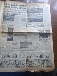 Hürriyet Gazetesi - Turkish Newspaper - 10 Ekim 1960 - Yassıada'dan  ilk fotoğraflar  - Adnan Menderes terliyor ama sıcaktan değil fotoğraf - avukatlar sanıklarla Bugün görüşecek - Celal Bayar dalgın ve düşünceli fotoğraf - Devlet malzeme ofisi umum müdürü Talat Kızılviranoğlu tevkif edemez edildi - Cemal Gürsel pazarı dostlarıyla geçirdi - İstanbul'da bugün bu gece sinema tiyatro programı - Beşiktaş dünkü maçta da Ankaragücü'nü yendi - yüzme yarışmalarında Dün de üç yeni Türkiye rekoru kırıldı - İzmir'de Kasımpaşa izmirspor'u yendi - Vefa 2 Adanademirspor 2 - Onlarla bir yıl yazan Arif Özgen - Adnan Menderes Radyo gazetesinin sözlerini her gün not ettirdi - Marilyn Monroe ile kocası arasında ne var fotoğraf - Yassıada tarihi duruşması önümüzdeki cuma günü saat 9.30'da itibaren başlayacak fotoğraf - Türkçe ezan okuyacak müezzine mani olundu - Beş kulüp basıldı 90 kumarbaz tutuldu - Yassıada resimleri hazineye 298 bin lira gelir kazandırdı - Refik Koraltan kantinde fotoğraf