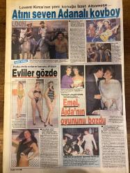 HAFTA SONU GAZETESİ DOĞUM GÜNÜ HEDİYESİ  ( Turkish Newspaper ) -17 ŞUBAT 1989  - TAM TAKIM 8 SAYFADIR -İbrahim Tatlıses-Çiğdem Akın-Ercan Akın-Levent Kırca-İzzet Altınmeşe-Emel Sayın-Ajda Pekkan-Nazan Şoray-Sedef Bozol-Aydemir Akbaş-Ayşe Egesoy-Semiha Yankı-Nükhet Duru-Ferdi Tayfur-Necla Nazır-Hüner Coşkuner-Selçuk Yula-Gökben-Atik Serpil Benay-Tanju Çolak-Dalma Güler Engin-Gürur Cemal-Zümrüt Ortadoğu-Necati Tokyay Sosyete İbo skandalı-Her şey bu kırmızı gül ile başladı-Türkücünün kasetlerini satmıştı-Bacı lafını ağzından düşürmeyen türkücüye ne diyeceğiz-Hayırlı doğum günü-Atını seven Adanalı kovboy-Aslan kovboy-Evliler gözde-Emel Ajda’nın oyununu bozdu-Yürekte hoplatanlar-Nerdesiniz milyonluk yıldızlar-Nazan büyük jüri önünde-Sarışın dilberin yeni sevgilisi-Aydemir Ayşe’yle oynuyor-Az daha bacaksız kalıyordu-İsrail’de neler çektim neler-Nükhet’in kaynattığı kazanlar-Aşktan dağıttılar-Hatalara paydos-Balerinlikten artistliğe-Rezaleti yakaladık-Olay kadının sevgilisi hapiste-Tanju’nun