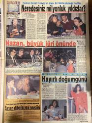 HAFTA SONU GAZETESİ DOĞUM GÜNÜ HEDİYESİ  ( Turkish Newspaper ) -17 ŞUBAT 1989  - TAM TAKIM 8 SAYFADIR -İbrahim Tatlıses-Çiğdem Akın-Ercan Akın-Levent Kırca-İzzet Altınmeşe-Emel Sayın-Ajda Pekkan-Nazan Şoray-Sedef Bozol-Aydemir Akbaş-Ayşe Egesoy-Semiha Yankı-Nükhet Duru-Ferdi Tayfur-Necla Nazır-Hüner Coşkuner-Selçuk Yula-Gökben-Atik Serpil Benay-Tanju Çolak-Dalma Güler Engin-Gürur Cemal-Zümrüt Ortadoğu-Necati Tokyay Sosyete İbo skandalı-Her şey bu kırmızı gül ile başladı-Türkücünün kasetlerini satmıştı-Bacı lafını ağzından düşürmeyen türkücüye ne diyeceğiz-Hayırlı doğum günü-Atını seven Adanalı kovboy-Aslan kovboy-Evliler gözde-Emel Ajda’nın oyununu bozdu-Yürekte hoplatanlar-Nerdesiniz milyonluk yıldızlar-Nazan büyük jüri önünde-Sarışın dilberin yeni sevgilisi-Aydemir Ayşe’yle oynuyor-Az daha bacaksız kalıyordu-İsrail’de neler çektim neler-Nükhet’in kaynattığı kazanlar-Aşktan dağıttılar-Hatalara paydos-Balerinlikten artistliğe-Rezaleti yakaladık-Olay kadının sevgilisi hapiste-Tanju’nun