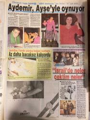 HAFTA SONU GAZETESİ DOĞUM GÜNÜ HEDİYESİ  ( Turkish Newspaper ) -17 ŞUBAT 1989  - TAM TAKIM 8 SAYFADIR -İbrahim Tatlıses-Çiğdem Akın-Ercan Akın-Levent Kırca-İzzet Altınmeşe-Emel Sayın-Ajda Pekkan-Nazan Şoray-Sedef Bozol-Aydemir Akbaş-Ayşe Egesoy-Semiha Yankı-Nükhet Duru-Ferdi Tayfur-Necla Nazır-Hüner Coşkuner-Selçuk Yula-Gökben-Atik Serpil Benay-Tanju Çolak-Dalma Güler Engin-Gürur Cemal-Zümrüt Ortadoğu-Necati Tokyay Sosyete İbo skandalı-Her şey bu kırmızı gül ile başladı-Türkücünün kasetlerini satmıştı-Bacı lafını ağzından düşürmeyen türkücüye ne diyeceğiz-Hayırlı doğum günü-Atını seven Adanalı kovboy-Aslan kovboy-Evliler gözde-Emel Ajda’nın oyununu bozdu-Yürekte hoplatanlar-Nerdesiniz milyonluk yıldızlar-Nazan büyük jüri önünde-Sarışın dilberin yeni sevgilisi-Aydemir Ayşe’yle oynuyor-Az daha bacaksız kalıyordu-İsrail’de neler çektim neler-Nükhet’in kaynattığı kazanlar-Aşktan dağıttılar-Hatalara paydos-Balerinlikten artistliğe-Rezaleti yakaladık-Olay kadının sevgilisi hapiste-Tanju’nun