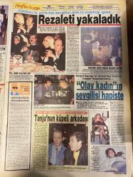 HAFTA SONU GAZETESİ DOĞUM GÜNÜ HEDİYESİ  ( Turkish Newspaper ) -17 ŞUBAT 1989  - TAM TAKIM 8 SAYFADIR -İbrahim Tatlıses-Çiğdem Akın-Ercan Akın-Levent Kırca-İzzet Altınmeşe-Emel Sayın-Ajda Pekkan-Nazan Şoray-Sedef Bozol-Aydemir Akbaş-Ayşe Egesoy-Semiha Yankı-Nükhet Duru-Ferdi Tayfur-Necla Nazır-Hüner Coşkuner-Selçuk Yula-Gökben-Atik Serpil Benay-Tanju Çolak-Dalma Güler Engin-Gürur Cemal-Zümrüt Ortadoğu-Necati Tokyay Sosyete İbo skandalı-Her şey bu kırmızı gül ile başladı-Türkücünün kasetlerini satmıştı-Bacı lafını ağzından düşürmeyen türkücüye ne diyeceğiz-Hayırlı doğum günü-Atını seven Adanalı kovboy-Aslan kovboy-Evliler gözde-Emel Ajda’nın oyununu bozdu-Yürekte hoplatanlar-Nerdesiniz milyonluk yıldızlar-Nazan büyük jüri önünde-Sarışın dilberin yeni sevgilisi-Aydemir Ayşe’yle oynuyor-Az daha bacaksız kalıyordu-İsrail’de neler çektim neler-Nükhet’in kaynattığı kazanlar-Aşktan dağıttılar-Hatalara paydos-Balerinlikten artistliğe-Rezaleti yakaladık-Olay kadının sevgilisi hapiste-Tanju’nun