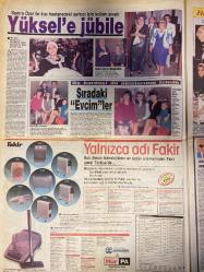 HAFTA SONU GAZETESİ DOĞUM GÜNÜ HEDİYESİ  ( Turkish Newspaper ) -17 ŞUBAT 1989  - TAM TAKIM 8 SAYFADIR -İbrahim Tatlıses-Çiğdem Akın-Ercan Akın-Levent Kırca-İzzet Altınmeşe-Emel Sayın-Ajda Pekkan-Nazan Şoray-Sedef Bozol-Aydemir Akbaş-Ayşe Egesoy-Semiha Yankı-Nükhet Duru-Ferdi Tayfur-Necla Nazır-Hüner Coşkuner-Selçuk Yula-Gökben-Atik Serpil Benay-Tanju Çolak-Dalma Güler Engin-Gürur Cemal-Zümrüt Ortadoğu-Necati Tokyay Sosyete İbo skandalı-Her şey bu kırmızı gül ile başladı-Türkücünün kasetlerini satmıştı-Bacı lafını ağzından düşürmeyen türkücüye ne diyeceğiz-Hayırlı doğum günü-Atını seven Adanalı kovboy-Aslan kovboy-Evliler gözde-Emel Ajda’nın oyununu bozdu-Yürekte hoplatanlar-Nerdesiniz milyonluk yıldızlar-Nazan büyük jüri önünde-Sarışın dilberin yeni sevgilisi-Aydemir Ayşe’yle oynuyor-Az daha bacaksız kalıyordu-İsrail’de neler çektim neler-Nükhet’in kaynattığı kazanlar-Aşktan dağıttılar-Hatalara paydos-Balerinlikten artistliğe-Rezaleti yakaladık-Olay kadının sevgilisi hapiste-Tanju’nun