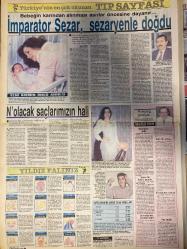 HAFTA SONU GAZETESİ DOĞUM GÜNÜ HEDİYESİ  ( Turkish Newspaper ) -17 ŞUBAT 1989  - TAM TAKIM 8 SAYFADIR -İbrahim Tatlıses-Çiğdem Akın-Ercan Akın-Levent Kırca-İzzet Altınmeşe-Emel Sayın-Ajda Pekkan-Nazan Şoray-Sedef Bozol-Aydemir Akbaş-Ayşe Egesoy-Semiha Yankı-Nükhet Duru-Ferdi Tayfur-Necla Nazır-Hüner Coşkuner-Selçuk Yula-Gökben-Atik Serpil Benay-Tanju Çolak-Dalma Güler Engin-Gürur Cemal-Zümrüt Ortadoğu-Necati Tokyay Sosyete İbo skandalı-Her şey bu kırmızı gül ile başladı-Türkücünün kasetlerini satmıştı-Bacı lafını ağzından düşürmeyen türkücüye ne diyeceğiz-Hayırlı doğum günü-Atını seven Adanalı kovboy-Aslan kovboy-Evliler gözde-Emel Ajda’nın oyununu bozdu-Yürekte hoplatanlar-Nerdesiniz milyonluk yıldızlar-Nazan büyük jüri önünde-Sarışın dilberin yeni sevgilisi-Aydemir Ayşe’yle oynuyor-Az daha bacaksız kalıyordu-İsrail’de neler çektim neler-Nükhet’in kaynattığı kazanlar-Aşktan dağıttılar-Hatalara paydos-Balerinlikten artistliğe-Rezaleti yakaladık-Olay kadının sevgilisi hapiste-Tanju’nun