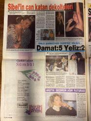 HAFTA SONU GAZETESİ DOĞUM GÜNÜ HEDİYESİ  ( Turkish Newspaper ) - 20 EKİM 1989  - TAM TAKIM 8 SAYFADIR -Asım Ekren-Harika Avcı-Hacı Tepe-Bülent Ersoy-Sibel Can-Yeliz Ayhan-Ahu Tuğba-Tanju Çolak-Hülya Avşar-Zeki Müren-Hasbi Ağa-Ajda Pekkan-Gönül Öner-Leman Sam Asım’ın kanlı gecesi-Bülent’i vuran ANAP’lı fedai-Bu kaçamak çok pahalıya patlayabilirdi-Sibel’in can katan dekolteleri-Damat 5 Yeliz 2-Ahu’ya geçmişin ağır faturası-Silahlı saldırgan ANAP’lı çıktı-Manevi babası Avşar’ın peşinde-Ajda’lı gecelerin tadı başka-Beni kızım yaşattı-Kayahan-İpek Tüter-Rutkay Aziz-Serap Aksoy-Efe Çağlayan-Sadettin Erbil-Serpil Çakmaklı-Tarık Akan-Nazan Şoray-Levent Kırca Kayahan’ı çarpan güzel-Yasaksız çift-Efe’nin erkekli alemi-Taze para çapkını-Kireçlenme eklem ağrısıyla geliyor-Hanımlar için çok çok özel-İyice sırtakilendik-Ağlatan ayrılık-7 yıl sonra ateşlenen aşk-TRT’den Kırca’ya rest-Her şey bu sahne yüzünden Hafta Sonu