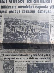 Hürriyet Gazetesi - Turkish Newspaper - 29 Mayıs 1960 - Yeni Hükümet Devlet Reisi Orgeneral Cemal Gürsel Tarafından Kuruldu fotoğraf - Adnan Menderes Kaçarken Nasıl Ele Geçti - Fatin Rüştü Zorlu'nun Eşi Mücevherlerini Kaçırmak İstedi - Kabine Üyeleri kimlerdir fotoğraf - Hürriyet Şehitlerinin Mezarları Aranıyor fotoğraf - İstanbul 507 Yıl Önce Bugün Türk Olmuştu - Celal Bayar İstifa Etti - Ordunun Hürriyet Hareketini Nasıl Yaptığı Dün Açıklandı - Hapisteki Gazeteciler Dün Serbest Bırakıldılar -İsimsiz Kadın Aşk Ve His Romanı Yazan Theresa Drake Yazı Dizisi - Dedektif Nik'in Maceraları Çizgi Roman - Altay Bugün America Takımı İle Karşılaşıyor - Kalp Aldanmaz Aşk Ve Macera Romanı Çizen Faruk Geç - İskoçya Milli Maçının Yapılma İhtimali Arttı - Sophia Loren Çocuğu Olmadığı İçin Üzgün - Allah Çocukları Unuttu Yazan Oya Baydar Yazı Dizisi - John Saxon Hollywood'un En Mesut Bekarı - Ankara Ve İstanbul Dünü Nasıl Geçirdi Fotoğraflar - Büyük Ata'nın Huzurunda fotoğraf