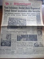 Hürriyet Gazetesi - Turkish Newspaper - 29 Mayıs 1960 - Yeni Hükümet Devlet Reisi Orgeneral Cemal Gürsel Tarafından Kuruldu fotoğraf - Adnan Menderes Kaçarken Nasıl Ele Geçti - Fatin Rüştü Zorlu'nun Eşi Mücevherlerini Kaçırmak İstedi - Kabine Üyeleri kimlerdir fotoğraf - Hürriyet Şehitlerinin Mezarları Aranıyor fotoğraf - İstanbul 507 Yıl Önce Bugün Türk Olmuştu - Celal Bayar İstifa Etti - Ordunun Hürriyet Hareketini Nasıl Yaptığı Dün Açıklandı - Hapisteki Gazeteciler Dün Serbest Bırakıldılar -İsimsiz Kadın Aşk Ve His Romanı Yazan Theresa Drake Yazı Dizisi - Dedektif Nik'in Maceraları Çizgi Roman - Altay Bugün America Takımı İle Karşılaşıyor - Kalp Aldanmaz Aşk Ve Macera Romanı Çizen Faruk Geç - İskoçya Milli Maçının Yapılma İhtimali Arttı - Sophia Loren Çocuğu Olmadığı İçin Üzgün - Allah Çocukları Unuttu Yazan Oya Baydar Yazı Dizisi - John Saxon Hollywood'un En Mesut Bekarı - Ankara Ve İstanbul Dünü Nasıl Geçirdi Fotoğraflar - Büyük Ata'nın Huzurunda fotoğraf