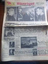 Hürriyet Gazetesi - Türkish Newspaper - 16 Ekim 1960 - köpek davası müdafaaya kaldı - Celal Bayar dün üçüncü defa Yüksek Adalet Divanı'nın huzuruna çıkmıştır Fotoğrafı - Yüksek Adalet Divanı İddaa makamının en büyük başı Altay Ömer Egesel fotoğraf - Yüksek Adalet Divanı başkanı Salim Başol fotoğraf - resimde fotoğrafçılara adeta poz veren dava konusu Bastı giyinik halde görülüyor - Nedim Ökmen'in cevabı olamaz diyemedim - Gazi çiftliği müdürü Tarık Rona 200 damızlık koyunu satarak köpeği almak mecburiyetinde kaldığını açıkladı - başsavcı itham ediyor Celal Bayar İstiklal harbinde Galip hoca hüviyetiyle köye olan Şükran borcunu ödemek için bir tazıya tenezzül etmiştir - Dolmabahçe camii'ndeki milli birlik komitesi irtibat bürosu yasak bölge ilan edildi fotoğraf - Celal Bayar'ın kızı Nilüfer Gürsoy babanız Adnan Menderesle dargın mıydı sorusuna bu sualinizi duymamış olayım dedi - başvekil Adnan Menderes'in geyikli hadiseleri ile ilgili telgrafa verdiği cevap - Köy enstitüsü mezunları