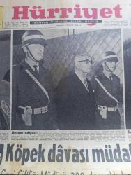 Hürriyet Gazetesi - Türkish Newspaper - 16 Ekim 1960 - köpek davası müdafaaya kaldı - Celal Bayar dün üçüncü defa Yüksek Adalet Divanı'nın huzuruna çıkmıştır Fotoğrafı - Yüksek Adalet Divanı İddaa makamının en büyük başı Altay Ömer Egesel fotoğraf - Yüksek Adalet Divanı başkanı Salim Başol fotoğraf - resimde fotoğrafçılara adeta poz veren dava konusu Bastı giyinik halde görülüyor - Nedim Ökmen'in cevabı olamaz diyemedim - Gazi çiftliği müdürü Tarık Rona 200 damızlık koyunu satarak köpeği almak mecburiyetinde kaldığını açıkladı - başsavcı itham ediyor Celal Bayar İstiklal harbinde Galip hoca hüviyetiyle köye olan Şükran borcunu ödemek için bir tazıya tenezzül etmiştir - Dolmabahçe camii'ndeki milli birlik komitesi irtibat bürosu yasak bölge ilan edildi fotoğraf - Celal Bayar'ın kızı Nilüfer Gürsoy babanız Adnan Menderesle dargın mıydı sorusuna bu sualinizi duymamış olayım dedi - başvekil Adnan Menderes'in geyikli hadiseleri ile ilgili telgrafa verdiği cevap - Köy enstitüsü mezunları