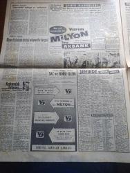 Hürriyet Gazetesi - Türkish Newspaper - 16 Ekim 1960 - köpek davası müdafaaya kaldı - Celal Bayar dün üçüncü defa Yüksek Adalet Divanı'nın huzuruna çıkmıştır Fotoğrafı - Yüksek Adalet Divanı İddaa makamının en büyük başı Altay Ömer Egesel fotoğraf - Yüksek Adalet Divanı başkanı Salim Başol fotoğraf - resimde fotoğrafçılara adeta poz veren dava konusu Bastı giyinik halde görülüyor - Nedim Ökmen'in cevabı olamaz diyemedim - Gazi çiftliği müdürü Tarık Rona 200 damızlık koyunu satarak köpeği almak mecburiyetinde kaldığını açıkladı - başsavcı itham ediyor Celal Bayar İstiklal harbinde Galip hoca hüviyetiyle köye olan Şükran borcunu ödemek için bir tazıya tenezzül etmiştir - Dolmabahçe camii'ndeki milli birlik komitesi irtibat bürosu yasak bölge ilan edildi fotoğraf - Celal Bayar'ın kızı Nilüfer Gürsoy babanız Adnan Menderesle dargın mıydı sorusuna bu sualinizi duymamış olayım dedi - başvekil Adnan Menderes'in geyikli hadiseleri ile ilgili telgrafa verdiği cevap - Köy enstitüsü mezunları
