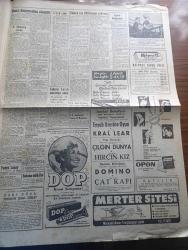 Hürriyet Gazetesi - Türkish Newspaper - 16 Ekim 1960 - köpek davası müdafaaya kaldı - Celal Bayar dün üçüncü defa Yüksek Adalet Divanı'nın huzuruna çıkmıştır Fotoğrafı - Yüksek Adalet Divanı İddaa makamının en büyük başı Altay Ömer Egesel fotoğraf - Yüksek Adalet Divanı başkanı Salim Başol fotoğraf - resimde fotoğrafçılara adeta poz veren dava konusu Bastı giyinik halde görülüyor - Nedim Ökmen'in cevabı olamaz diyemedim - Gazi çiftliği müdürü Tarık Rona 200 damızlık koyunu satarak köpeği almak mecburiyetinde kaldığını açıkladı - başsavcı itham ediyor Celal Bayar İstiklal harbinde Galip hoca hüviyetiyle köye olan Şükran borcunu ödemek için bir tazıya tenezzül etmiştir - Dolmabahçe camii'ndeki milli birlik komitesi irtibat bürosu yasak bölge ilan edildi fotoğraf - Celal Bayar'ın kızı Nilüfer Gürsoy babanız Adnan Menderesle dargın mıydı sorusuna bu sualinizi duymamış olayım dedi - başvekil Adnan Menderes'in geyikli hadiseleri ile ilgili telgrafa verdiği cevap - Köy enstitüsü mezunları