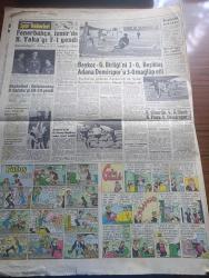 Hürriyet Gazetesi - Türkish Newspaper - 16 Ekim 1960 - köpek davası müdafaaya kaldı - Celal Bayar dün üçüncü defa Yüksek Adalet Divanı'nın huzuruna çıkmıştır Fotoğrafı - Yüksek Adalet Divanı İddaa makamının en büyük başı Altay Ömer Egesel fotoğraf - Yüksek Adalet Divanı başkanı Salim Başol fotoğraf - resimde fotoğrafçılara adeta poz veren dava konusu Bastı giyinik halde görülüyor - Nedim Ökmen'in cevabı olamaz diyemedim - Gazi çiftliği müdürü Tarık Rona 200 damızlık koyunu satarak köpeği almak mecburiyetinde kaldığını açıkladı - başsavcı itham ediyor Celal Bayar İstiklal harbinde Galip hoca hüviyetiyle köye olan Şükran borcunu ödemek için bir tazıya tenezzül etmiştir - Dolmabahçe camii'ndeki milli birlik komitesi irtibat bürosu yasak bölge ilan edildi fotoğraf - Celal Bayar'ın kızı Nilüfer Gürsoy babanız Adnan Menderesle dargın mıydı sorusuna bu sualinizi duymamış olayım dedi - başvekil Adnan Menderes'in geyikli hadiseleri ile ilgili telgrafa verdiği cevap - Köy enstitüsü mezunları