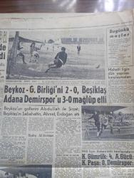 Hürriyet Gazetesi - Türkish Newspaper - 16 Ekim 1960 - köpek davası müdafaaya kaldı - Celal Bayar dün üçüncü defa Yüksek Adalet Divanı'nın huzuruna çıkmıştır Fotoğrafı - Yüksek Adalet Divanı İddaa makamının en büyük başı Altay Ömer Egesel fotoğraf - Yüksek Adalet Divanı başkanı Salim Başol fotoğraf - resimde fotoğrafçılara adeta poz veren dava konusu Bastı giyinik halde görülüyor - Nedim Ökmen'in cevabı olamaz diyemedim - Gazi çiftliği müdürü Tarık Rona 200 damızlık koyunu satarak köpeği almak mecburiyetinde kaldığını açıkladı - başsavcı itham ediyor Celal Bayar İstiklal harbinde Galip hoca hüviyetiyle köye olan Şükran borcunu ödemek için bir tazıya tenezzül etmiştir - Dolmabahçe camii'ndeki milli birlik komitesi irtibat bürosu yasak bölge ilan edildi fotoğraf - Celal Bayar'ın kızı Nilüfer Gürsoy babanız Adnan Menderesle dargın mıydı sorusuna bu sualinizi duymamış olayım dedi - başvekil Adnan Menderes'in geyikli hadiseleri ile ilgili telgrafa verdiği cevap - Köy enstitüsü mezunları