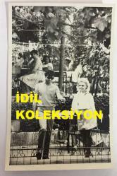 TÜRK HALK MÜZİĞİ SANATÇISI YILDIRAY ÇINAR'IN ORİJİNAL FOTOĞRAFI - 18 x 12 cm EBADINDA - YILDIRAY ÇINAR DİLEK HAVUZUNA PARA ATARKEN ÇEKİLMİŞ BİR KARE