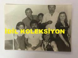 TÜRK HALK MÜZİĞİ SANATÇISI YILDIRAY ÇINAR'IN ORİJİNAL FOTOĞRAFI - 11 x 7,5 cm EBADINDA - YILDIRAY ÇINAR YANINA GELEN HAYRANLARI ARASINDA TOPLUCA HATIRA POZU VERİRKEN ÇEKİLMİŞ BİR KARE