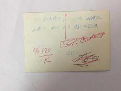 TÜRK HALK MÜZİĞİ SANATÇISI YILDIRAY ÇINAR'IN ORİJİNAL FOTOĞRAFI - 11 x 7,5 cm EBADINDA - YILDIRAY ÇINAR YANINA GELEN HAYRANLARI ARASINDA TOPLUCA HATIRA POZU VERİRKEN ÇEKİLMİŞ BİR KARE