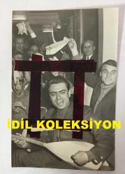 TÜRK HALK MÜZİĞİ SANATÇISI YILDIRAY ÇINAR'IN ORİJİNAL FOTOĞRAFI - 18 x 12 cm EBADINDA - YILDIRAY ÇINAR SAZ ÇALIP TÜRKÜ OKURKEN ÇEKİLMİŞ BİR KARE (AÇIKLAMAYI OKUYUNUZ)