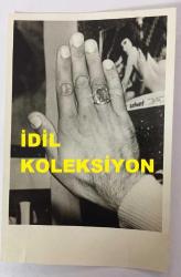 TÜRK HALK MÜZİĞİ SANATÇISI YILDIRAY ÇINAR'IN ORİJİNAL FOTOĞRAFI - 18 x 12 cm EBADINDA - YILDIRAY ÇINAR PARMAĞINDAKİ TAŞLI YÜZÜĞÜ GÖSTERİRKEN ÇEKİLMİŞ BİR KARE