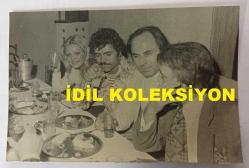 TÜRK HALK MÜZİĞİ SANATÇISI YILDIRAY ÇINAR'IN ORİJİNAL FOTOĞRAFI - 18 x 12 cm EBADINDA - YILDIRAY ÇINAR BİR HANIM ARKADAŞIYLA RAKI SOFRASINDA YEMEK YERKEN YANINA GELEN GAZETECİLERE SÖYLEŞİ YAPTIĞI ANLARDA ÇEKİLMİŞ BİR HATIRA FOTOĞRAFI