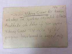 TÜRK HALK MÜZİĞİ SANATÇISI YILDIRAY ÇINAR'IN ORİJİNAL FOTOĞRAFI - 18 x 12 cm EBADINDA - YILDIRAY ÇINAR BİR HANIM ARKADAŞIYLA RAKI SOFRASINDA YEMEK YERKEN YANINA GELEN GAZETECİLERE SÖYLEŞİ YAPTIĞI ANLARDA ÇEKİLMİŞ BİR HATIRA FOTOĞRAFI