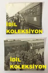 TÜRK HALK MÜZİĞİ SANATÇISI YILDIRAY ÇINAR'IN ORİJİNAL 2'Lİ FOTOĞRAF SETİ - 12 x 9 cm ve 10,5 x 9 cm EBADINDA - YILDIRAY ÇINAR VATANİ GÖREVLERİNİ YAPMAK İÇİN İSTANBUL-ERZURUM TRENİNE BİNEN ASKERLERİN YANINA GELİP İSTASYONDA SAZ ÇALIP TÜRKÜ SÖYLEYEREK ONLARI YOLCU EDERKEN ÇEKİLMİŞ 2 FARKLI HATIRA FOTOĞRAFI