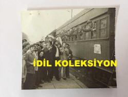 TÜRK HALK MÜZİĞİ SANATÇISI YILDIRAY ÇINAR'IN ORİJİNAL 2'Lİ FOTOĞRAF SETİ - 12 x 9 cm ve 10,5 x 9 cm EBADINDA - YILDIRAY ÇINAR VATANİ GÖREVLERİNİ YAPMAK İÇİN İSTANBUL-ERZURUM TRENİNE BİNEN ASKERLERİN YANINA GELİP İSTASYONDA SAZ ÇALIP TÜRKÜ SÖYLEYEREK ONLARI YOLCU EDERKEN ÇEKİLMİŞ 2 FARKLI HATIRA FOTOĞRAFI