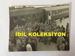 TÜRK HALK MÜZİĞİ SANATÇISI YILDIRAY ÇINAR'IN ORİJİNAL 2'Lİ FOTOĞRAF SETİ - 12 x 9 cm ve 10,5 x 9 cm EBADINDA - YILDIRAY ÇINAR VATANİ GÖREVLERİNİ YAPMAK İÇİN İSTANBUL-ERZURUM TRENİNE BİNEN ASKERLERİN YANINA GELİP İSTASYONDA SAZ ÇALIP TÜRKÜ SÖYLEYEREK ONLARI YOLCU EDERKEN ÇEKİLMİŞ 2 FARKLI HATIRA FOTOĞRAFI