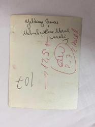 TÜRK HALK MÜZİĞİ SANATÇISI YILDIRAY ÇINAR'IN ORİJİNAL 2'Lİ FOTOĞRAF SETİ - 12 x 9 cm ve 10,5 x 9 cm EBADINDA - YILDIRAY ÇINAR VATANİ GÖREVLERİNİ YAPMAK İÇİN İSTANBUL-ERZURUM TRENİNE BİNEN ASKERLERİN YANINA GELİP İSTASYONDA SAZ ÇALIP TÜRKÜ SÖYLEYEREK ONLARI YOLCU EDERKEN ÇEKİLMİŞ 2 FARKLI HATIRA FOTOĞRAFI