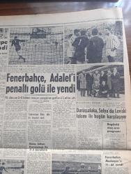 Hürriyet Gazetesi - Turkish Newspaper - 28 Şubat 1960 -  Mübarek Ramazan -Kavgayı Önlemek İçin Meclis Dün 15 Dakika Tatil Edildi - Hadise CHP'den Mustafa Saraç'ın İthamlarına Cevap Veren Sebati Ataman'ın Bir Sözü Üzerine Çıktı - Prenses Margaret Dün Anthony Armstrong ileNişan Yüzüğünü Taktı fotoğraf - Bitlis Muş Bölgesinde Çok Şiddetli Zelzeler - Celal Bayar Tahran'da İki Gün Kalacak - Yabancı Sermaye Yatırımı Hollandalılar Başta Geliyor - İtalya'da Yeni Kabine Solcuların Kuvvetlenmesine Sebep Olacak -  Beni Bırakma Aşk Romanı Yazan Harold Robbins Yazı Dizisi - Fransa Cezaevinde Oynanan Oyun - Carly Chessman'ın İdamını Tehir Eden Vali Güç Durumda - Kalp Aldanmaz Aşk Ve Macera Romanı Çizen Faruk Geç - Ayşe Nana Hadisesi Bir Dava Mevzuu Oldu - Yılların Ardından Yazan Muazzez Tahsin Berkand Yazı Dizisi - Ford Fairlame 500 ve Anglia otomobil Otomobil - Fenerbahçe Adaleti Penaltı Golü İle Yendi fotoğraf-  Futbol Federasyonu Reisi Faik Gökay Dün Bir Beyanat Verdi - Fatoş Çizgi Roman