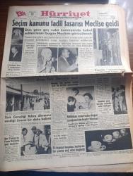 Hürriyet Gazetesi - Turkish Newspaper - 11 Eylül 1957 - Seçim kanunu tadil tasarısı meclise geldi - 3 iltihak Hürriyet Partisi Mebusları 35 yı buldu - CHP kurultayı seçimde karar almayı Parti meclisine verdi - Fuat Köprülü üniversiteyi mi dönmek hayır dedi - eski Demokrat Parti kurucularından Fuat Köprülü bahçekapıdan tramvaya binerek sultanahmet'e gitti fotoğraf - Türk gençliği Kıbrıs davasına verdiği önemi bir daha belirtti - Osman Bölükbaşı cezaevinden doğan çocuğuna isim koydu Hürriyet fotoğraf - Batı trakya'da Yunan valilerin yeni baskıları - ikimizin erkeği yazan Vicki Baum Yazı Dizisi - aşk ve macera romanı siyah kuğu çizen Faruk Geç - Rıfat Vardaroğlu  İstanbul Belediye Reis muavinliğinden istifa etti - Hollywood'un skandal dosyası yazan John Blair Yazı Dizisi - Jayne Mansfield 3 yıllık kavalyesini terk etti fotoğraf - Sunay oto kursu - Beşiktaş Kasımpaşa bugün saat 16.00'da karşılaşıyorlar fotoğraf - Sarıyer Beylerbeyi maçında hakem 4 oyuncuyu sahadan çıkardı - Türkiyenin maçı