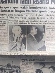 Hürriyet Gazetesi - Turkish Newspaper - 11 Eylül 1957 - Seçim kanunu tadil tasarısı meclise geldi - 3 iltihak Hürriyet Partisi Mebusları 35 yı buldu - CHP kurultayı seçimde karar almayı Parti meclisine verdi - Fuat Köprülü üniversiteyi mi dönmek hayır dedi - eski Demokrat Parti kurucularından Fuat Köprülü bahçekapıdan tramvaya binerek sultanahmet'e gitti fotoğraf - Türk gençliği Kıbrıs davasına verdiği önemi bir daha belirtti - Osman Bölükbaşı cezaevinden doğan çocuğuna isim koydu Hürriyet fotoğraf - Batı trakya'da Yunan valilerin yeni baskıları - ikimizin erkeği yazan Vicki Baum Yazı Dizisi - aşk ve macera romanı siyah kuğu çizen Faruk Geç - Rıfat Vardaroğlu  İstanbul Belediye Reis muavinliğinden istifa etti - Hollywood'un skandal dosyası yazan John Blair Yazı Dizisi - Jayne Mansfield 3 yıllık kavalyesini terk etti fotoğraf - Sunay oto kursu - Beşiktaş Kasımpaşa bugün saat 16.00'da karşılaşıyorlar fotoğraf - Sarıyer Beylerbeyi maçında hakem 4 oyuncuyu sahadan çıkardı - Türkiyenin maçı