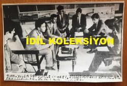 ATATÜRK'ÜN 100'ÜNCÜ DOĞUM YILI NEDENİYLE HAZIRLANAN ''100. YILDA GENÇLİK İLE SOHBET'' DİZİSİNDE KONUKLARDAN FEN LİSESİ ÖĞRENCİLERİNİN ÇEKİLMİŞ ORİJİNAL AJANS-BASIN FOTOĞRAFI - 21 x 14 cm EBADINDA - HAZİRAN 1981