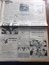 Hürriyet Gazetesi - Turkish Newspaper - 11 Eylül 1957 - Seçim kanunu tadil tasarısı meclise geldi - 3 iltihak Hürriyet Partisi Mebusları 35 yı buldu - CHP kurultayı seçimde karar almayı Parti meclisine verdi - Fuat Köprülü üniversiteyi mi dönmek hayır dedi - eski Demokrat Parti kurucularından Fuat Köprülü bahçekapıdan tramvaya binerek sultanahmet'e gitti fotoğraf - Türk gençliği Kıbrıs davasına verdiği önemi bir daha belirtti - Osman Bölükbaşı cezaevinden doğan çocuğuna isim koydu Hürriyet fotoğraf - Batı trakya'da Yunan valilerin yeni baskıları - ikimizin erkeği yazan Vicki Baum Yazı Dizisi - aşk ve macera romanı siyah kuğu çizen Faruk Geç - Rıfat Vardaroğlu  İstanbul Belediye Reis muavinliğinden istifa etti - Hollywood'un skandal dosyası yazan John Blair Yazı Dizisi - Jayne Mansfield 3 yıllık kavalyesini terk etti fotoğraf - Sunay oto kursu - Beşiktaş Kasımpaşa bugün saat 16.00'da karşılaşıyorlar fotoğraf - Sarıyer Beylerbeyi maçında hakem 4 oyuncuyu sahadan çıkardı - Türkiyenin maçı