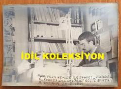 ATATÜRK'ÜN 100'ÜNCÜ DOĞUM YILI NEDENİYLE HAZIRLANAN ''100. YILDA GENÇLİK İLE SOHBET'' DİZİSİNDE KONUKLARDAN KARİKATÜRİST RÜŞTÜ ERATA'NIN ÇEKİLMİŞ ORİJİNAL AJANS-BASIN FOTOĞRAFI - 21 x 15 cm EBADINDA - HAZİRAN 1981