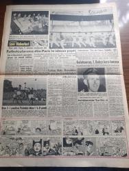 Hürriyet Gazetesi - Turkish Newspaper - 24 aralık 1955 - Cumhuriyet Halk Partisi Hürriyetçiler uğruna Cumhuriyetçi Millet Partisi ile dostluğu bozuyor - öğretmenler hindiyi kaybetti fotoğraf - Celal Bayar'ın Ürdün beyanatı - Dr Mükerrem Sarol meclis tahkikatı açılmasını istiyor - Ekrem Hayri Üstündağ bugün geliyor - Yaşar Doğu ekmek yemeye başladı fotoğraf - Makarios'un 9 yaşında olan yeğeni polislere taşla saldırdı - İmam Hatip okulunda Atatürk köşesi - Şişe suları 10 kuruştan 15'e yükseldi - Dostoyevski'nin kumarbazı gibi biri mahkeme başkatibi kumarın kurbanı oldu - Galata köprüsü'nün tarafında Migros kuruldu  fotoğraf - Hitler'i ben yaktım yazan Heinze Linge Yazı Dizisi - Neriman Köksal puro tuvalet sabunu kullanıyor - Edison ampul - Sabite Tur Gönül Yazar Cağaloğlu lokalinde - Müzeyyen Senar bebek bahçesinde - pazar günü Fransa B takımıyla karşılaşacak olan Türk milli futbol takımı Paris'te idman yaptı fotoğraf - Fenerbahçe Beşiktaş maçını Zülbahar Sağnak idare edecek