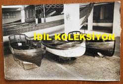ATATÜRK'ÜN ÇEŞİTLİ ZAMANLARDA BİZZAT KULLANDIĞI 3 ADET TEKNENİN BEŞİKTAŞ DENİZ MÜZESİ'NDE 1972 YILINDA ÇEKİLMİŞ ORİJİNAL AJANS-BASIN FOTOĞRAFI - 18 x 12 cm EBADINDA