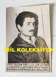 ATATÜRK'ÜN 100'ÜNCÜ DOĞUM YILI NEDENİYLE HAZIRLANAN ''100. YILDA GENÇLİK İLE SOHBET'' DİZİSİNDE KONUKLARDAN MİLLİ ATLET İBRAHİM DOĞAN'IN ÇEKİLMİŞ ORİJİNAL AJANS-BASIN FOTOĞRAFI - 15 x 10 cm EBADINDA - MAYIS 1981